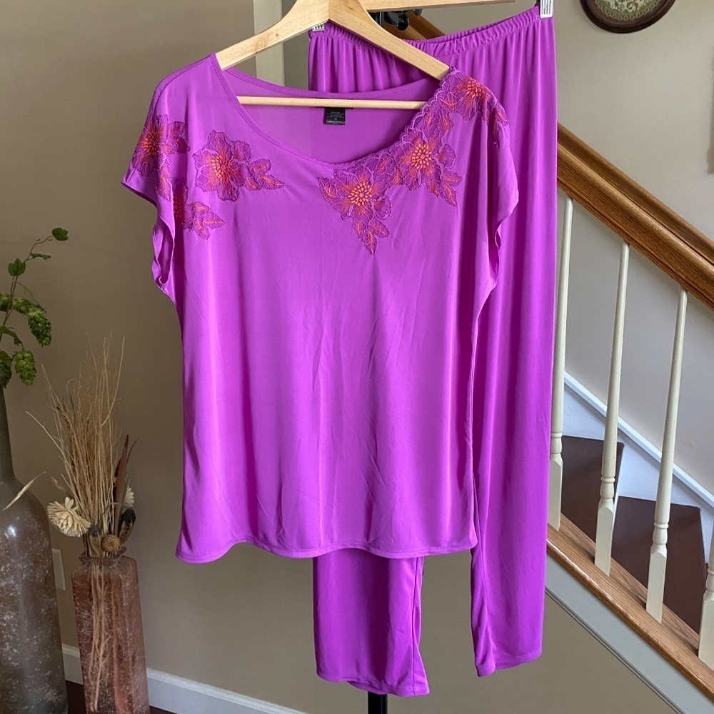 NATORI Short Sleeve 2 Piece Floral Pajama Lace Embroidered Detail Magenta Size M
